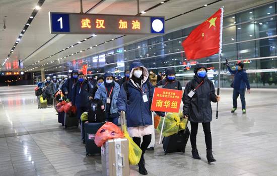 2月15日,长沙南站,湖南省支援湖北省武汉市医疗队的120名队员集结完成启程出发。 (1)