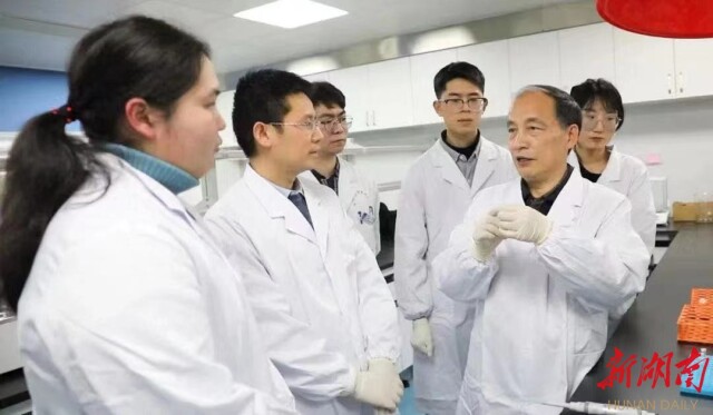 致敬劳动者|bat365官网登录入口:守初心育人才,铸匠心担使命